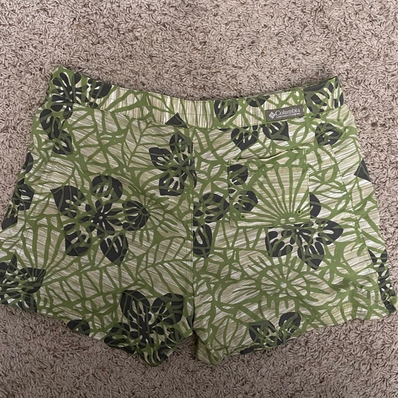 Columbia Green Cargo Shorts with Tropical Print - Picture 3 of 7
